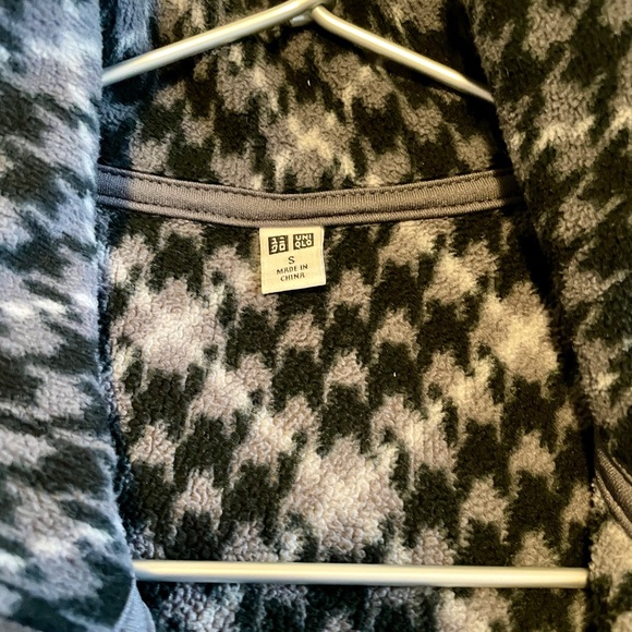Like New Uniqlo Fleece Jacket - Picture 2 of 3